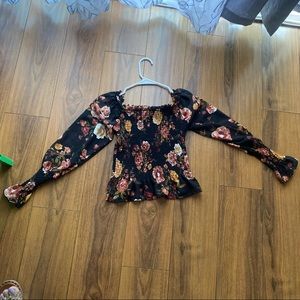 HEART- HIPS blusa floreada fruncida con mangas largas muy bonita  size S junior